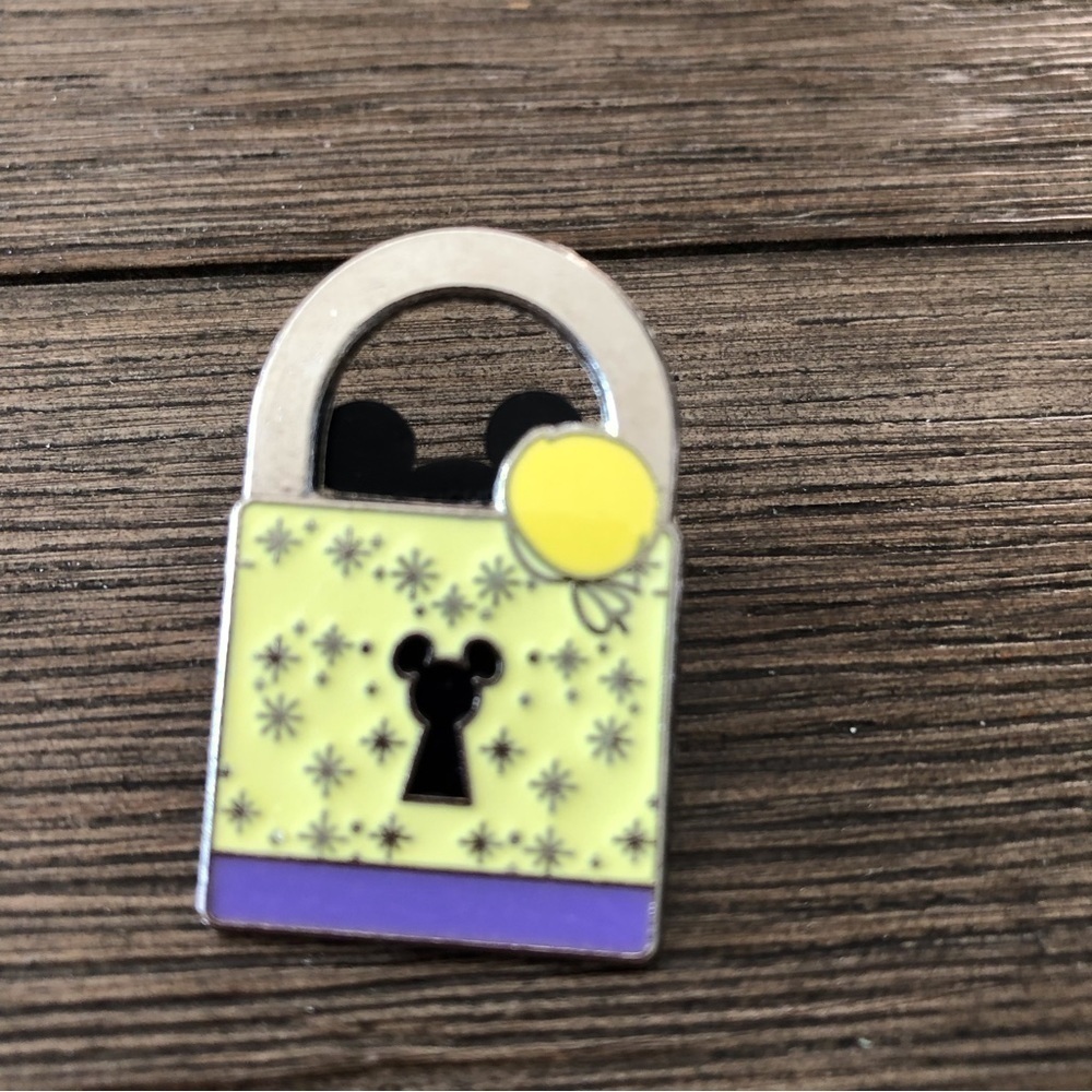 Disney Official Trading Pin: limited Release Tinkerbell lock